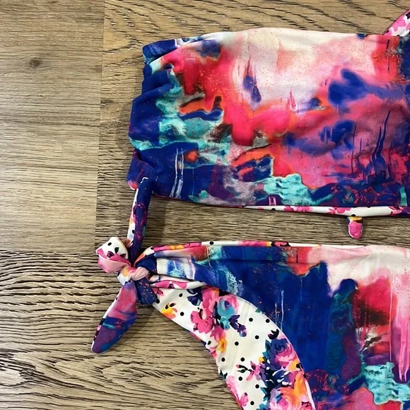 Bikini - Picture 2 of 4